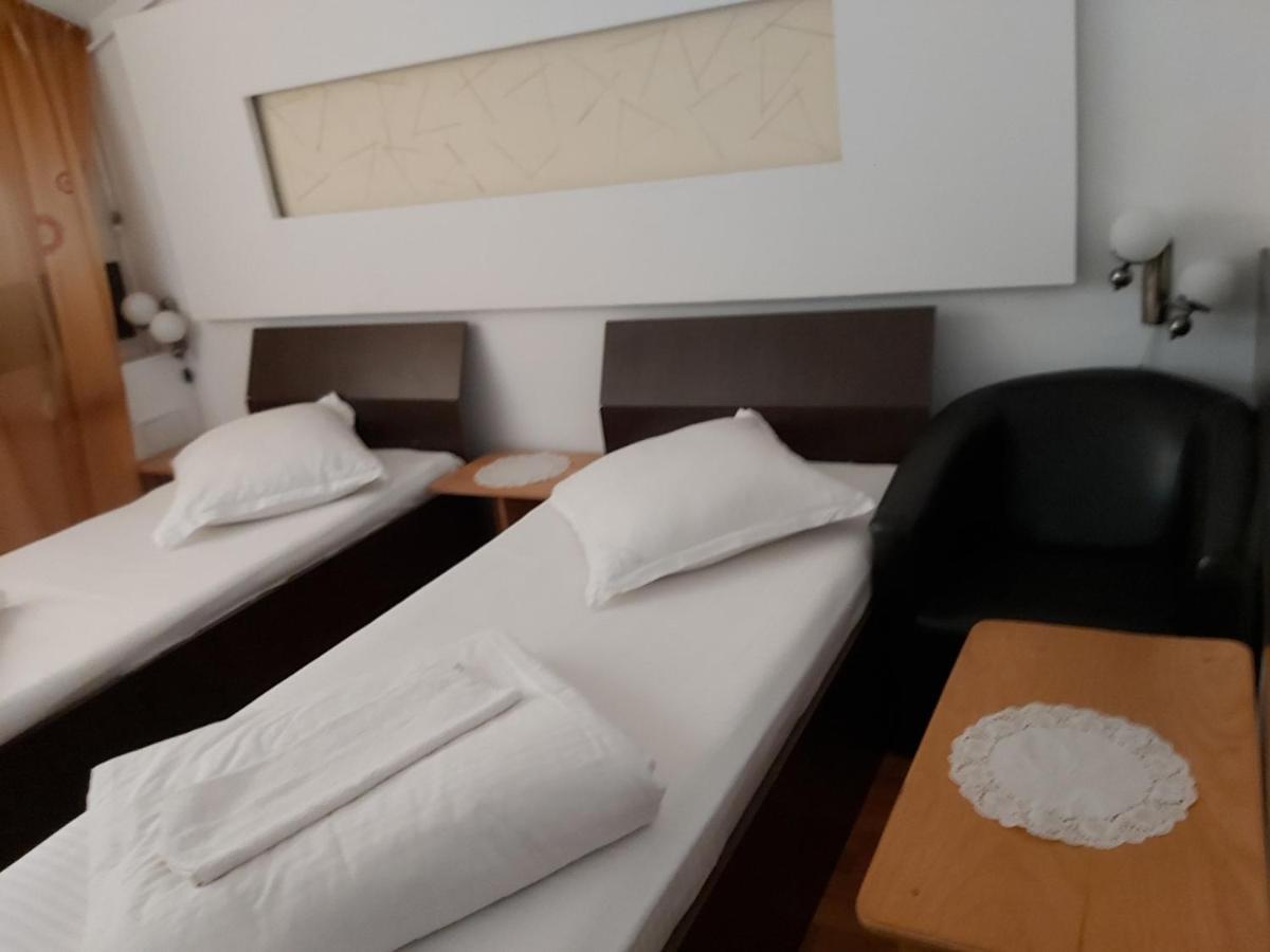 Hotel Turist Resita Buitenkant foto