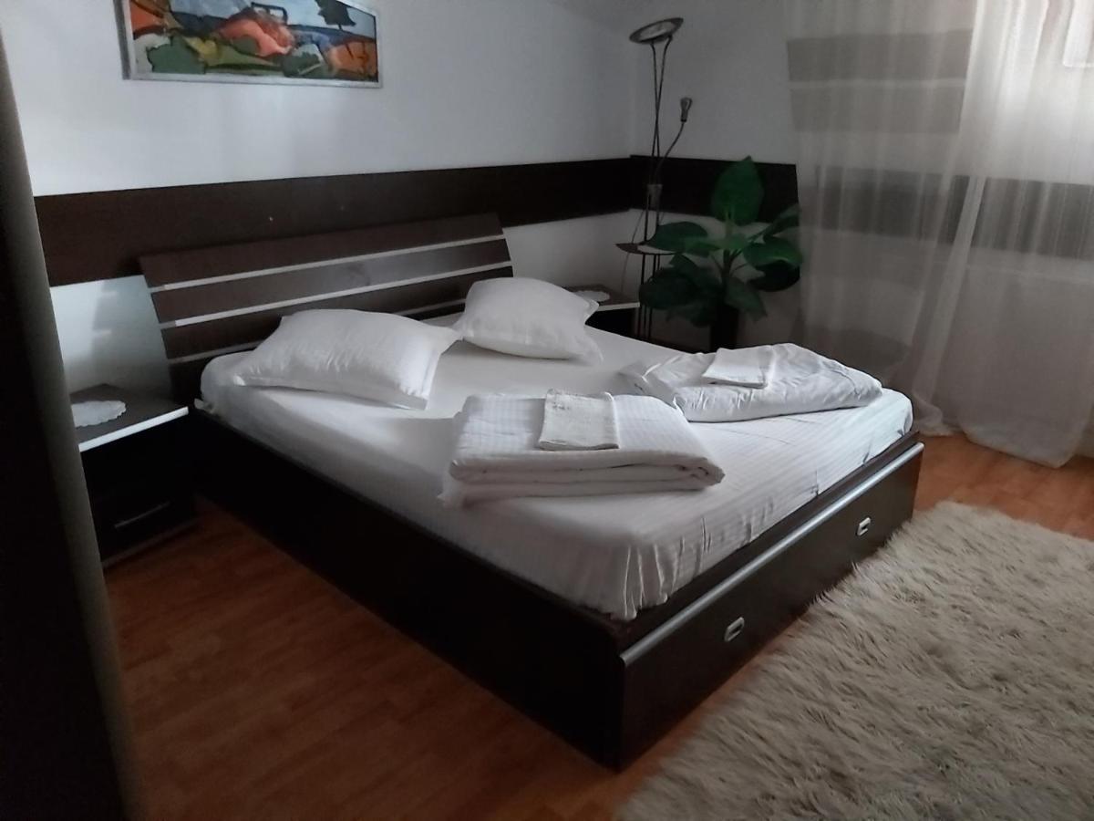 Hotel Turist Resita Buitenkant foto