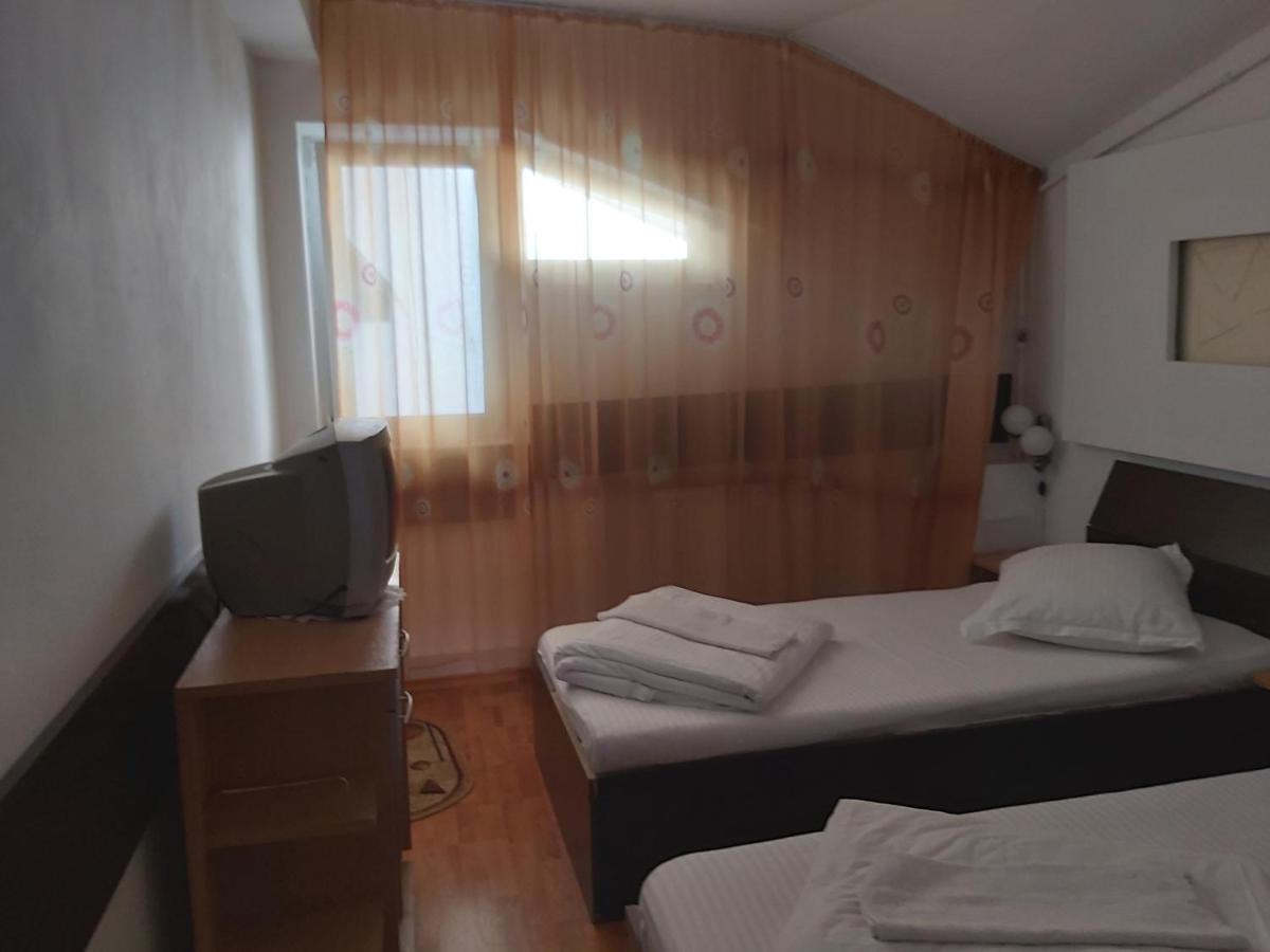 Hotel Turist Resita Buitenkant foto