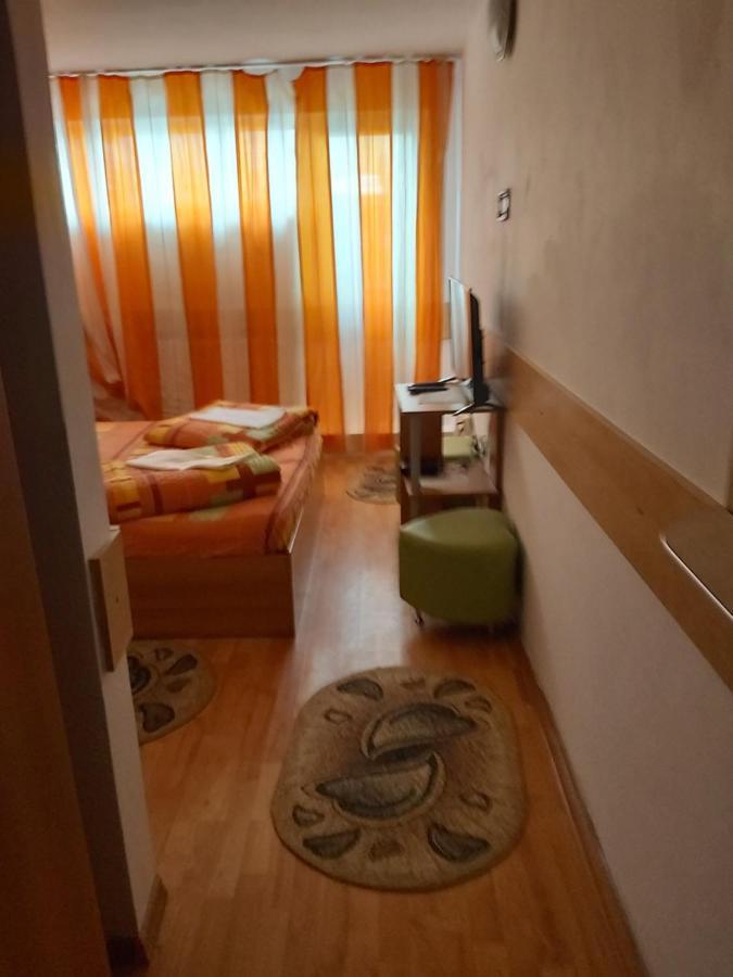 Hotel Turist Resita Buitenkant foto