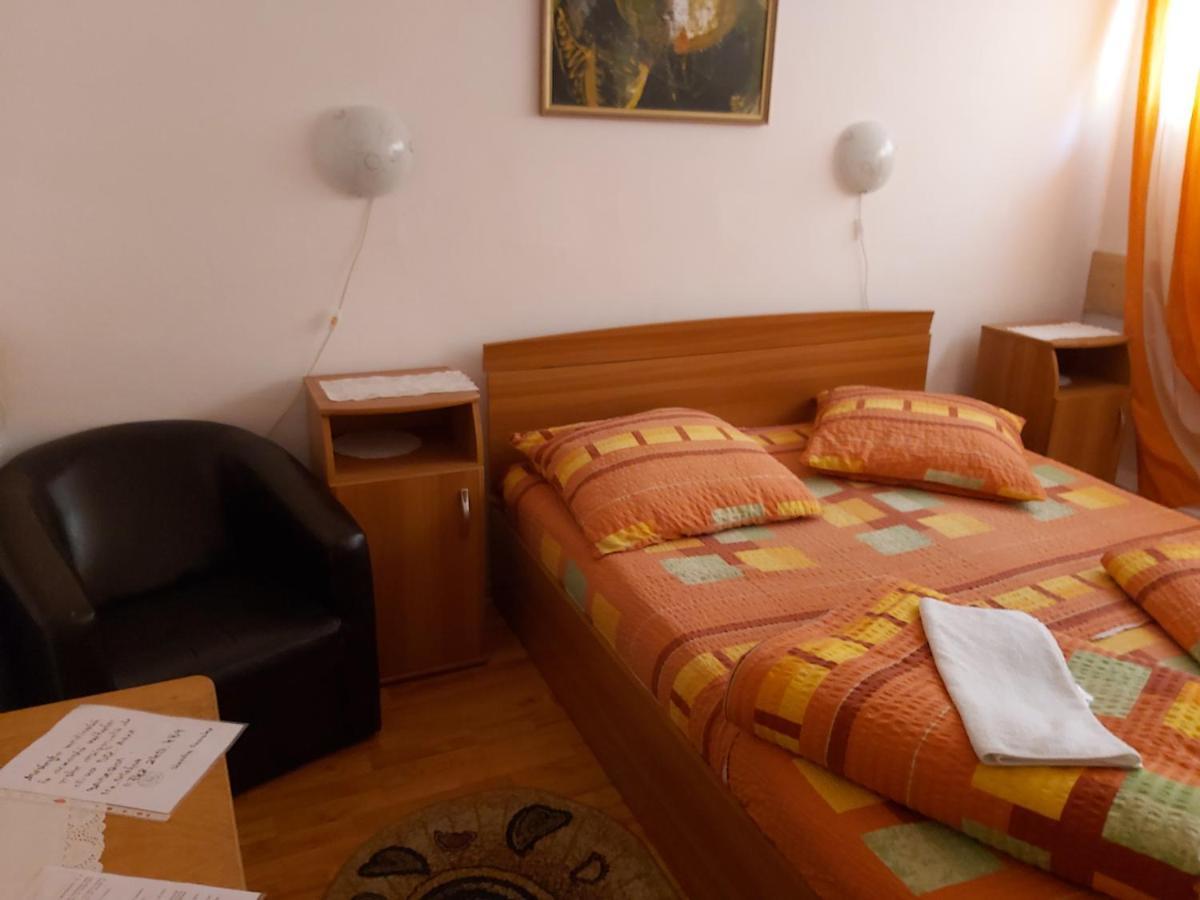 Hotel Turist Resita Buitenkant foto